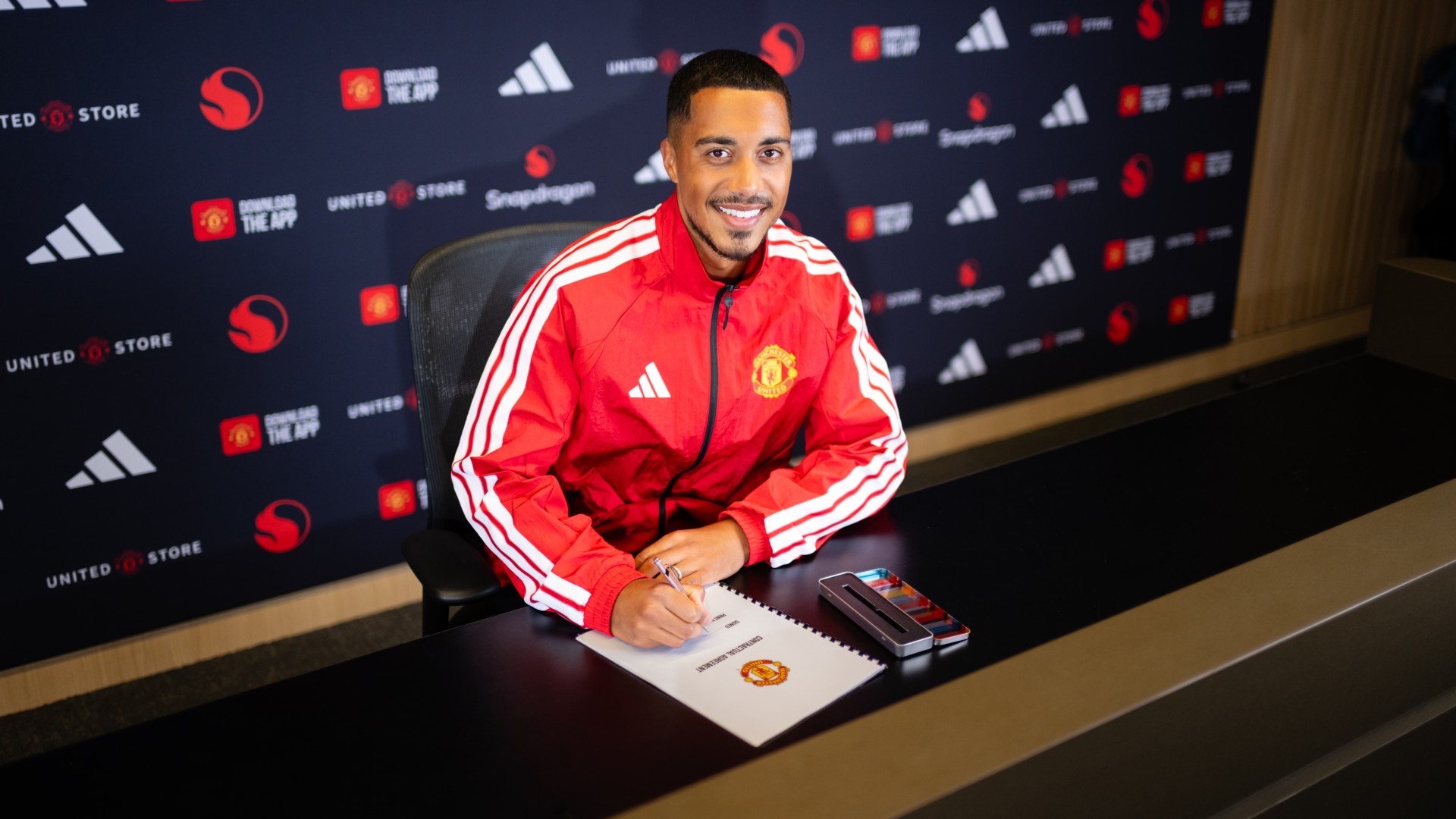 Tielemans pens deal with Man Utd
