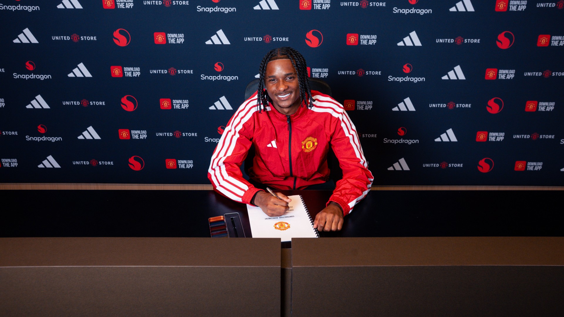 Thompson signs for Man Utd